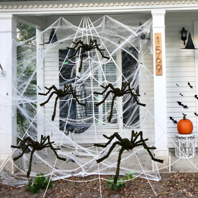 xihbxyly decoración de araña de halloween, araña grande realista con telaraña; telaraña blanca grande instalada en el porche con cinco arañas mullidas multicolor sujetas a la red, patas articuladas visibles y textura de poliéster duradero, pensada para jardín, patio, árbol o pared; también suele usarse para ambientar fiestas temáticas exteriores.