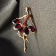 thumbnail image 4 of Pin de Broche Zulema Imitación Dorado Ballet con Piedras Preciosas, 4 of 7