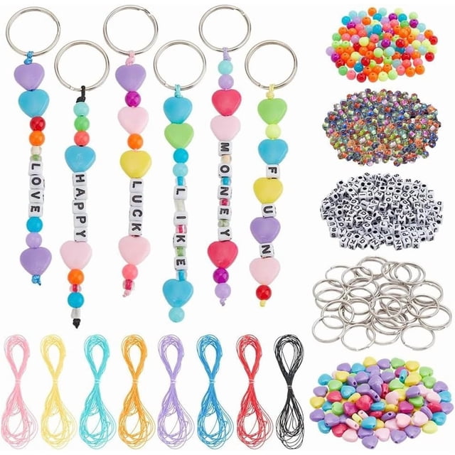 Kit para hacer llaveros con cuentas de 630 piezas que incluye cuentas acrílicas con forma de corazón y letra, llaveros con cierre de hierro y cordón de poliéster encerado.