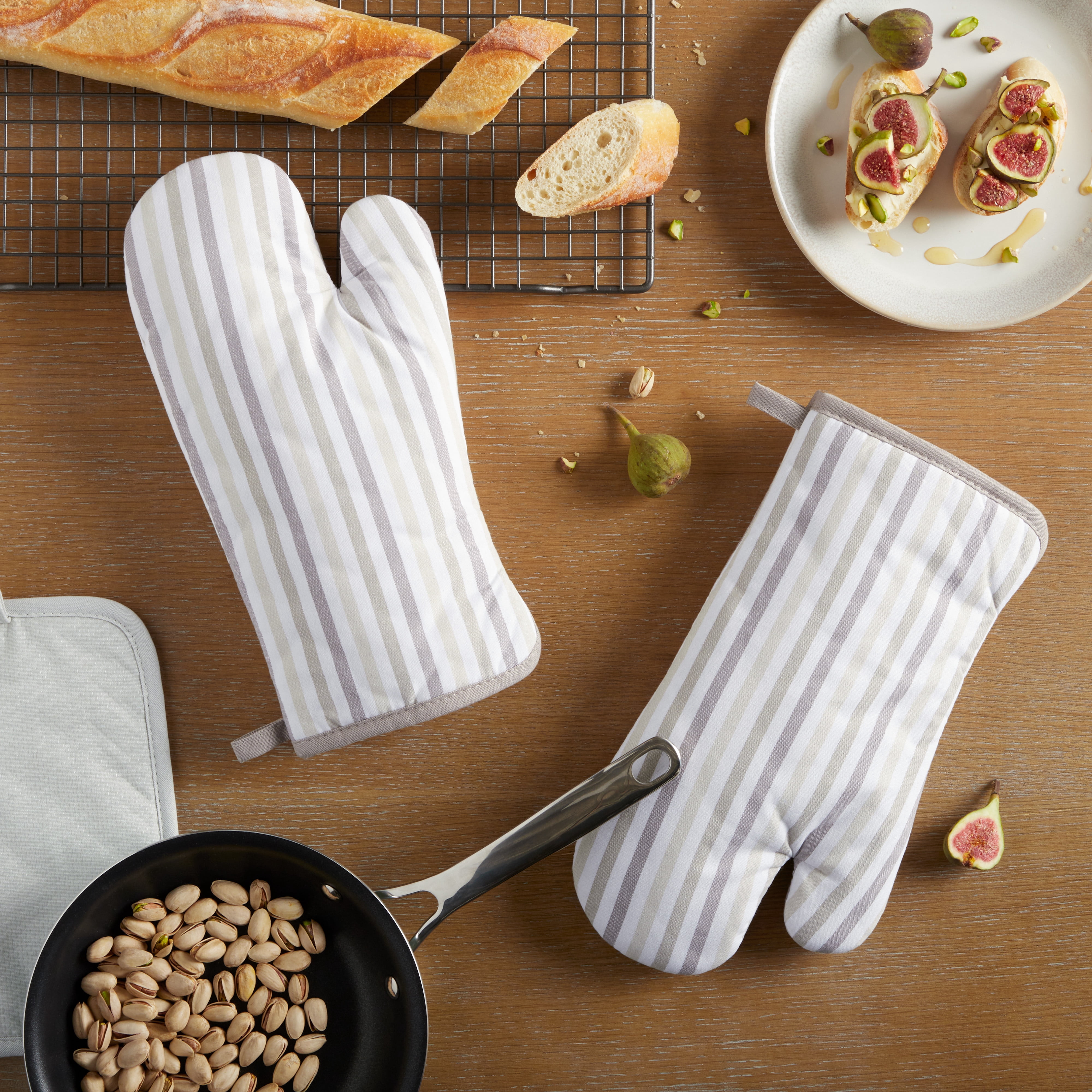 Martha Stewart Daisy Stripe Oven Mitt Set 2-Pack, Beige/Brown, 7"x13"