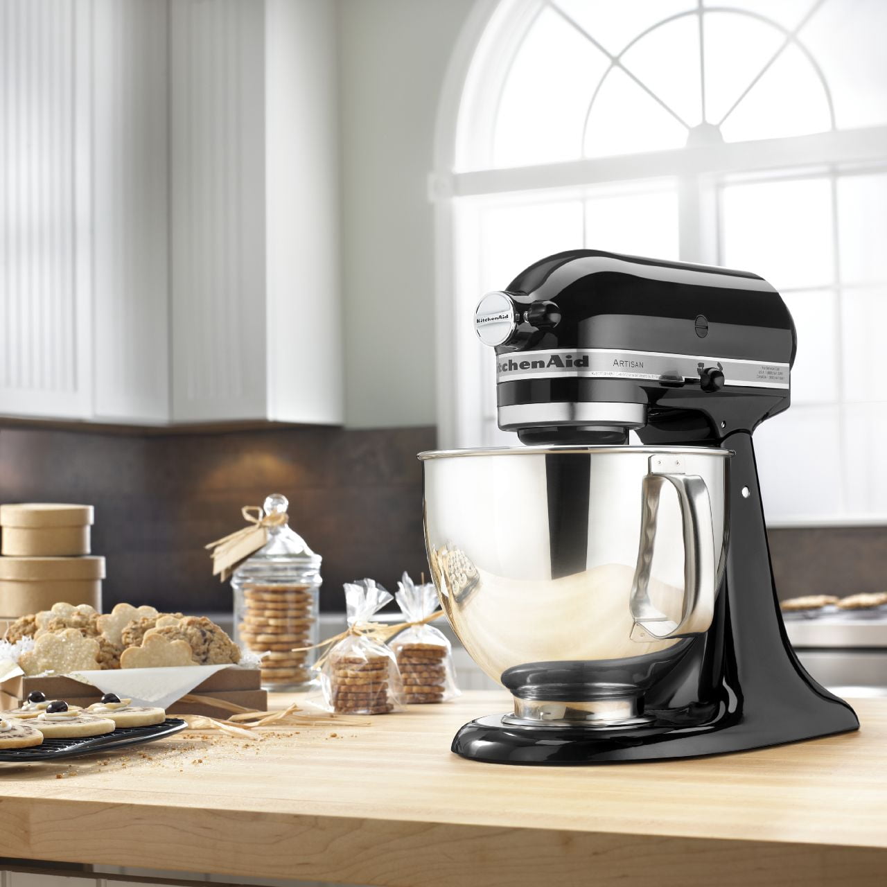 Restored KitchenAid RRK150 5 Quart Artisan Series Tilt-Head Stand Mixer, Onyx Black (Refurbished)