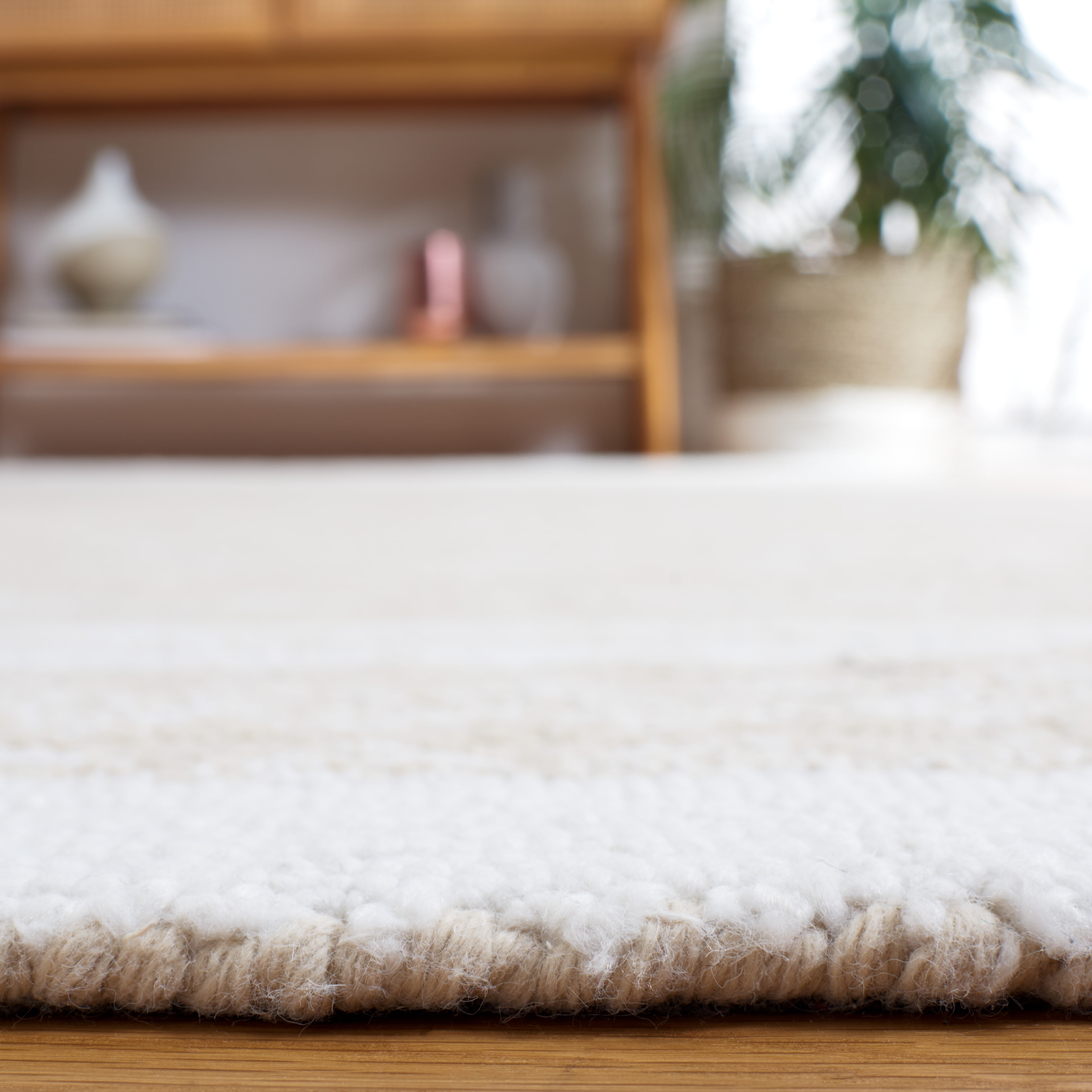 SAFAVIEH Capri Becky Distressed Area Rug, Ivory/Beige, 6' x 6' Round
