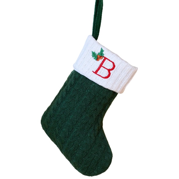 Calcetines Navideños con Letras Bordadas | Medias Navideñas de Punto Rojas, Verdes y Blancas con Colgante de Árbol | Decoración Navideña con Inicial Personalizada | Chimenea Acogedora y Detalle de Re