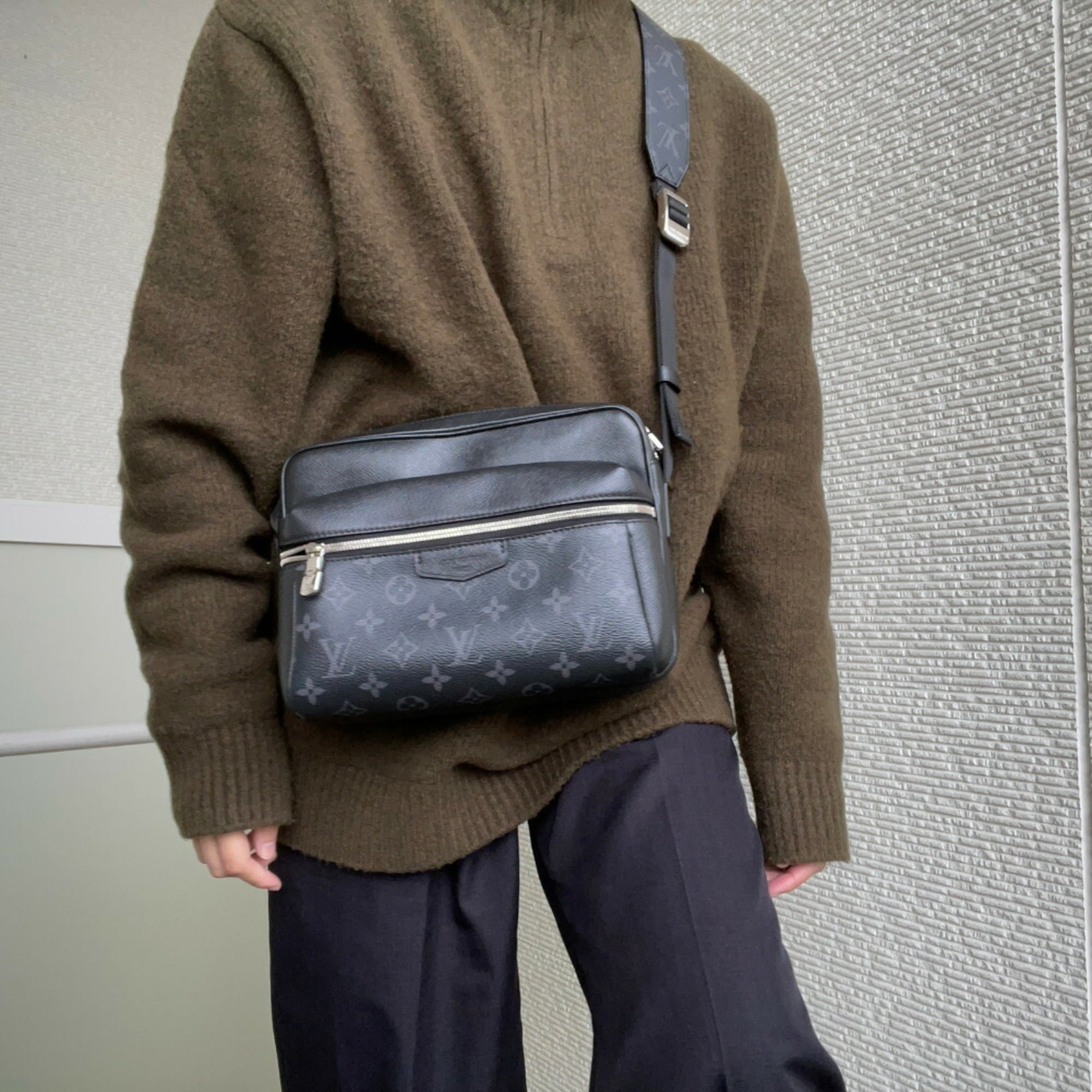 District cloth handbag Louis Vuitton Black in Cloth - 25093453