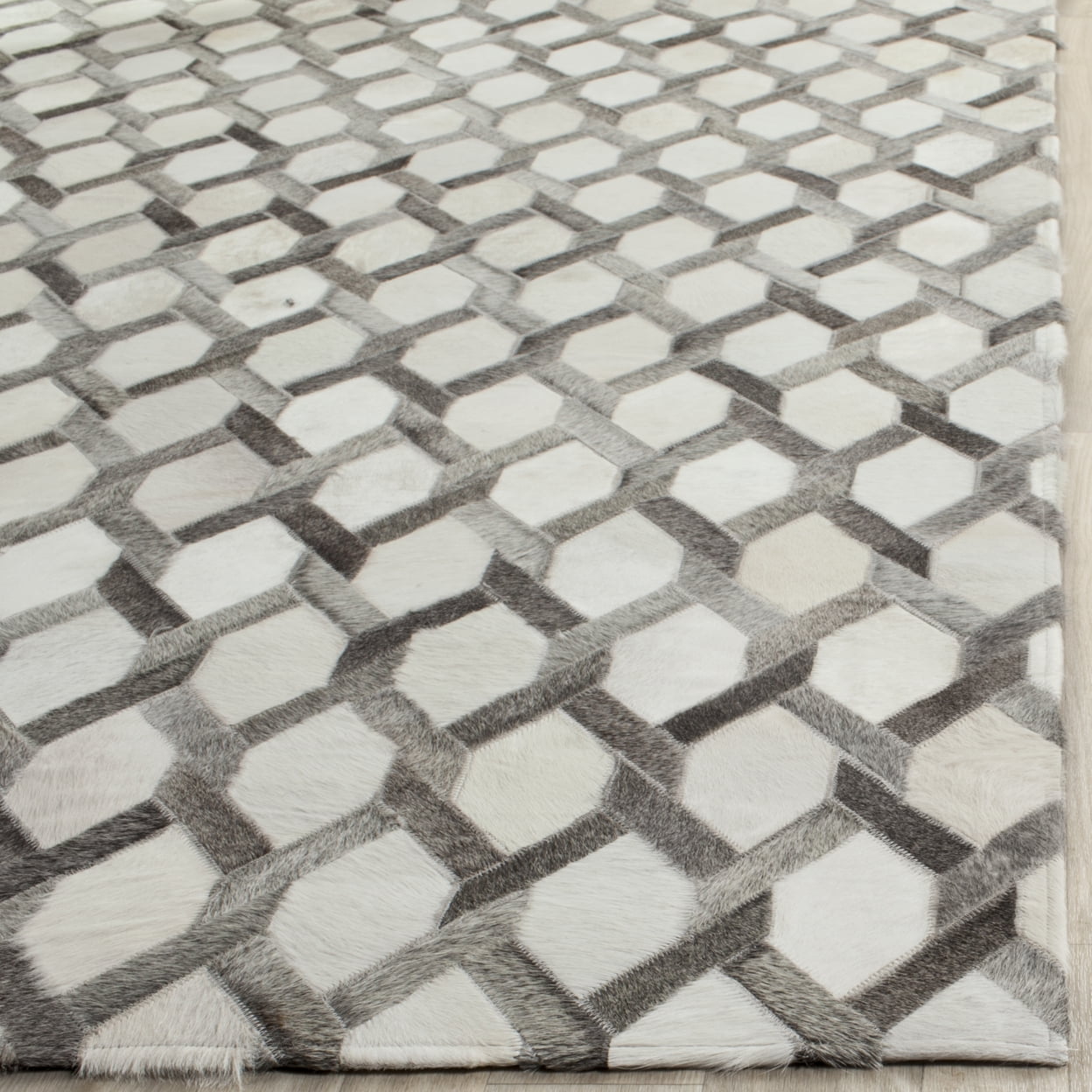 SAFAVIEH Studio Leather Merton Geometric Area Rug, Ivory/Grey, 4' x 6'