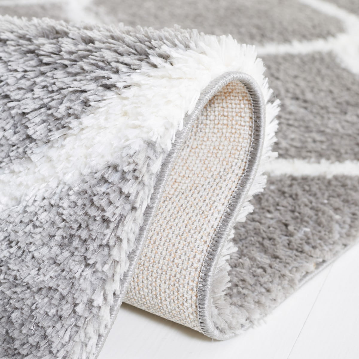 SAFAVIEH Tahoe Thelma Quatrefoil Shag Area Rug, 4' x 6', Grey/White