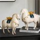 thumbnail image 3 of Adorno de caballo blanco de la suerte con lingote de oro - Decoración del hogar imprescindible, 3 of 7