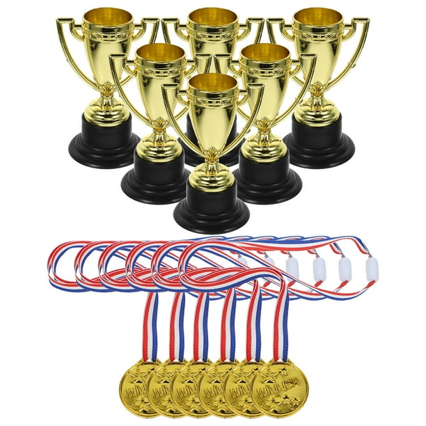 12 piezas Mini vasos de oro de plástico Premios de recompensa Niños Pequeñas medallas Premios de regalo para niños Trofeo de oro (6x Trofeos + 6x Medallas)