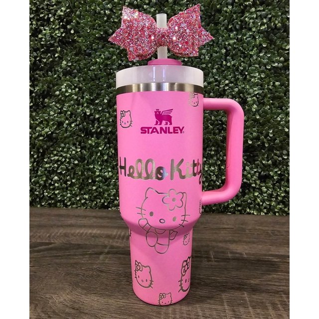 Vaso Stanley de 40 Oz para Hello Kitty | Botella de Agua Rosa con Diseño de Gatito "Hola" y Peonía. Envoltura Completa con Grabado Láser Personalizado. obsequios para Ella (No Incluye Lazo).