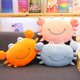 thumbnail image 1 of Encantadora almohada de peluche de cangrejo, cojín de dibujos animados de cangrejo suave, juguetes de decoración para dormitorio, mu?eco para dormir para bebé XianweiShao 8390612860102, 1 of 1