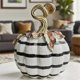 thumbnail image 4 of Adorno de Calabaza de Resina En Blanco y Negro para Halloween | Figura Decorativa para Fiestas y Hogar | 17 X 19,5 Cm | 1 Kg | Decoración Otoñal, 4 of 7
