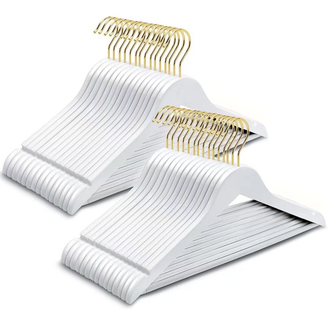 Paquete de 30 perchas de madera maciza, acabado blanco liso con barra de pantalón antideslizante, perchas de ropa con gancho dorado y muescas para chamarra, pantalón, camisa