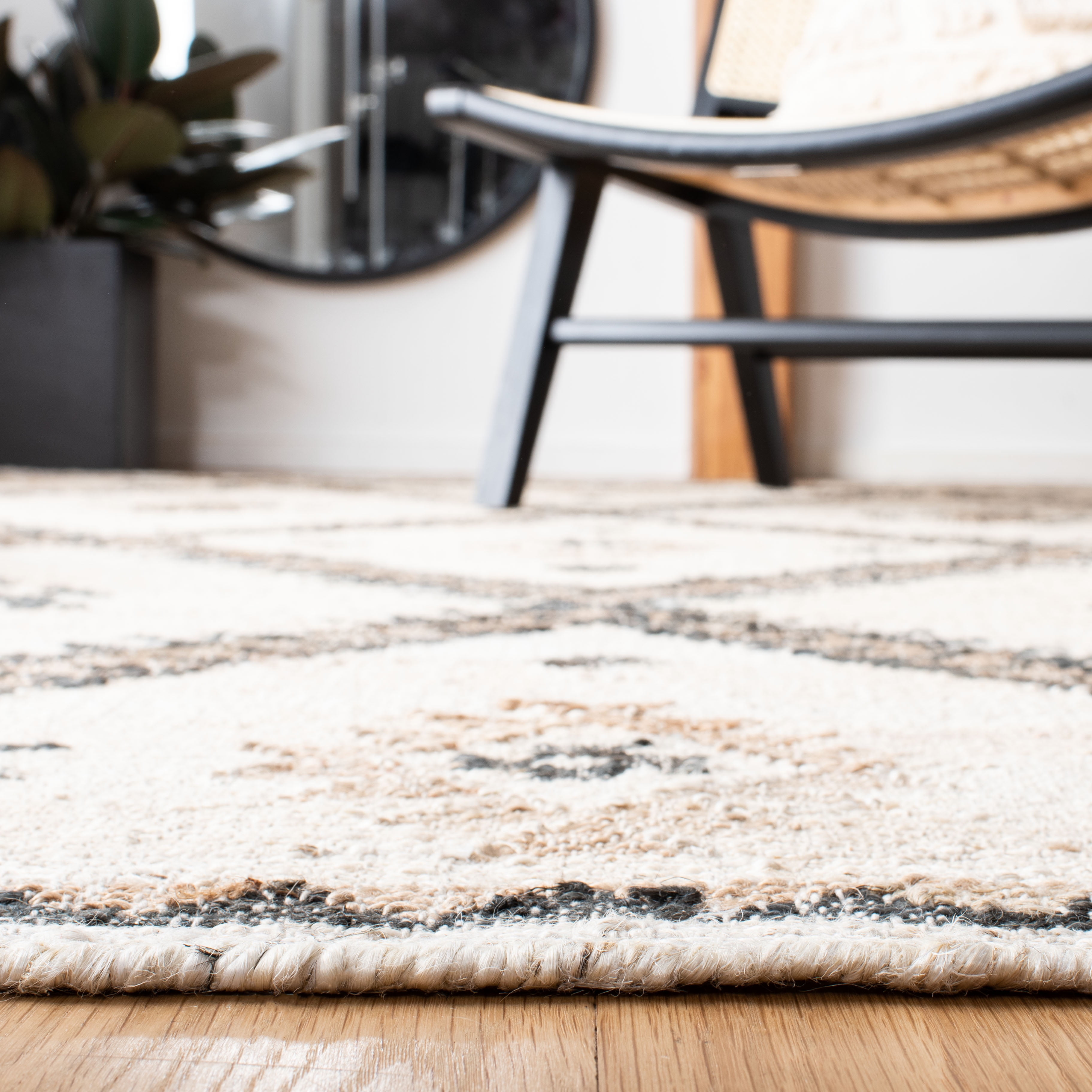 SAFAVIEH Kilim Aindreas Tribal Area Rug, Ivory/Black, 4' x 6'