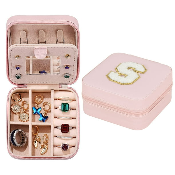 Organizador de Joyas con 26 Letras Del Alfabeto, Bandeja de Franela y Ganchos para Collares | Multicompartimento para Anillos, Pulseras y Relojes | Estuche Rosa de 10 X 10 X 5 Cm