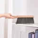 thumbnail image 5 of Cepillo de cerdas suaves para limpieza de sábanas con mango largo, plumero para encimeras para eliminar pelos y suciedad, ideal para escritorios, edredones, s NCHKUN, 5 of 7