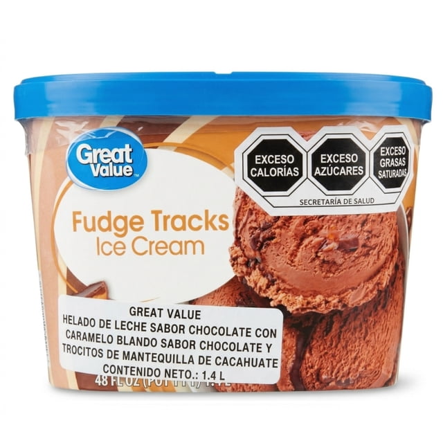helado de leche great value sabor chocolate con caramelo blando y trocitos de mantequilla de cacahuate 473 ml envase frontal con tapa azul; vista centrada que muestra etiqueta en español y sellos de advertencia, dos porciones de helado chocolate con vetas de caramelo y trozos visibles de mantequilla de cacahuate, ideal como postre para compartir o acompañar brownies.