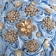 thumbnail image 4 of XmhyTop Ramo de novia de lujo hecho a mano con rosas de seda grandes y flores artificiales para boda real vintage (blanco y beige), 4 of 5