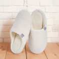 thumbnail image 4 of Pantuflas Cálidas y Cómodas Hugtrwg para Mujer Hombre Antideslizantes, 4 of 9