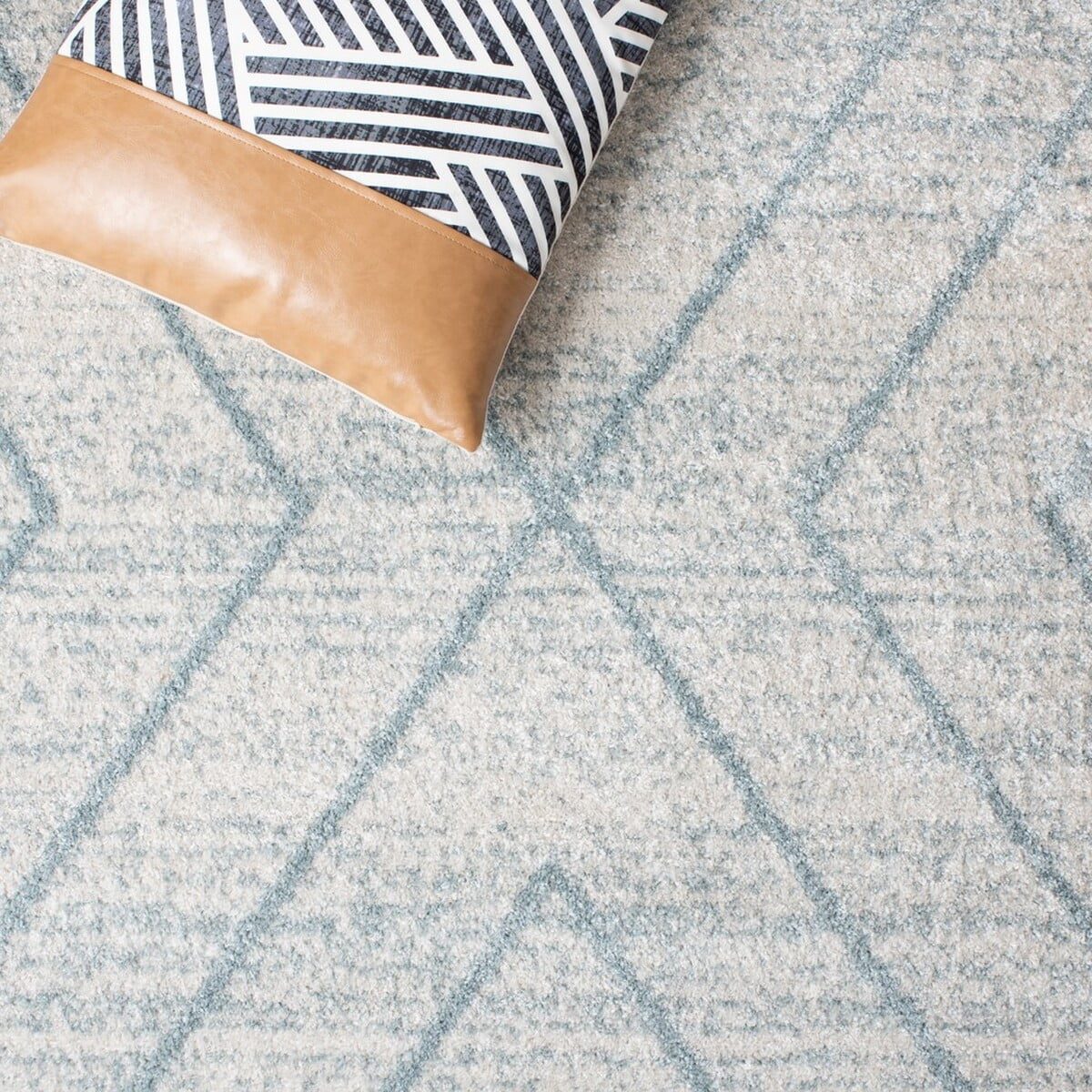 SAFAVIEH Adirondack Evonne Geometric Area Rug, Light Grey/Light Blue, 6' x 6' Round