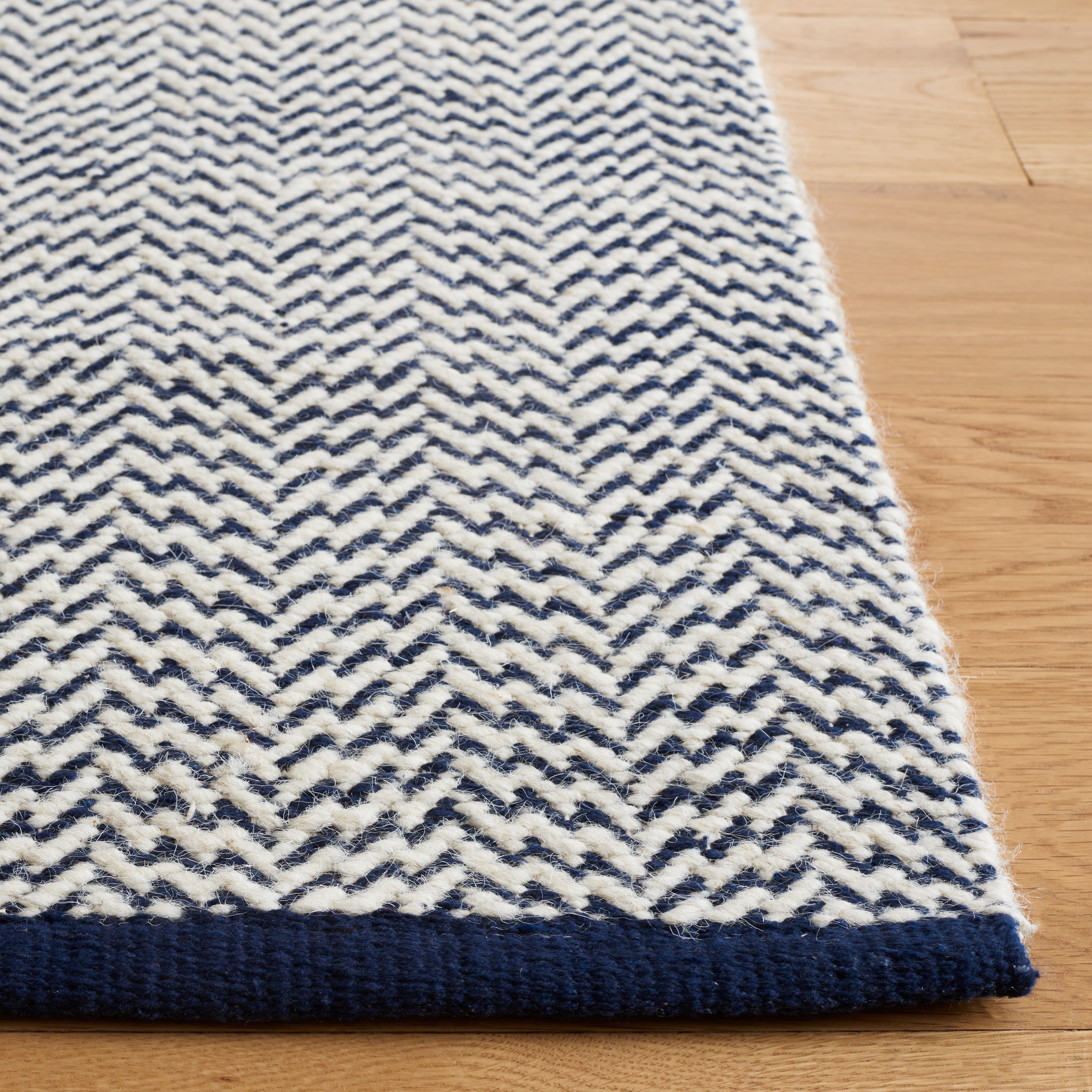 SAFAVIEH Vermont Zavia Chevron Area Rug, Navy/Ivory, 6' x 6' Square
