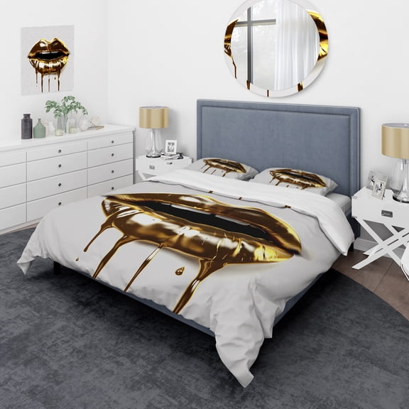 Designart "Luxurious Golden Lips VI" Fashion Bedding Covert Set - Glam Gold Inspirational Bed Set With 2 Shams