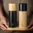thumbnail image 4 of Juego de Molinillos de Pimienta y Sal de Madera de Roble, Molinillo de Pimienta Multifunción, Juego de Molinillos de Pimienta y Sal Recargables con Caja., 4 of 5