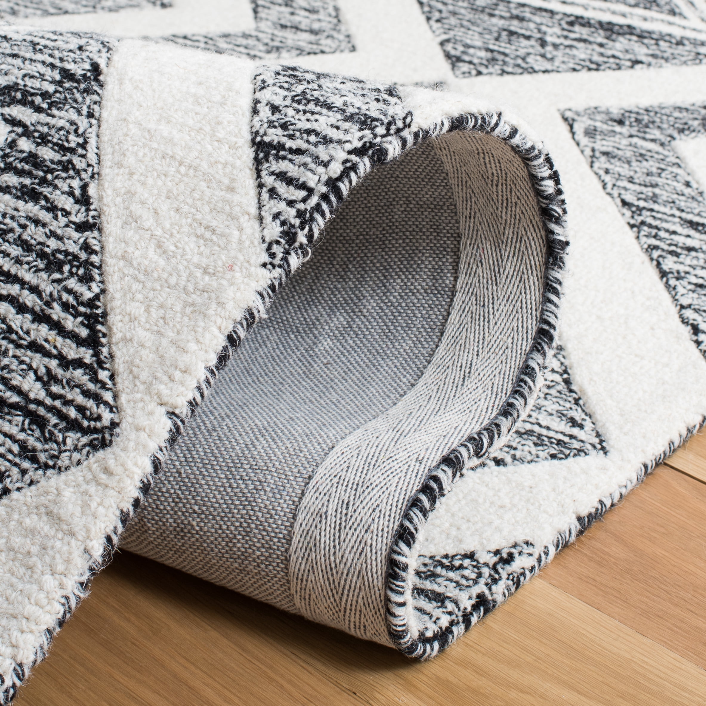 SAFAVIEH Metro Jaimie Southwestern Runner Rug, Ivory/Black, 2'3" x 9'