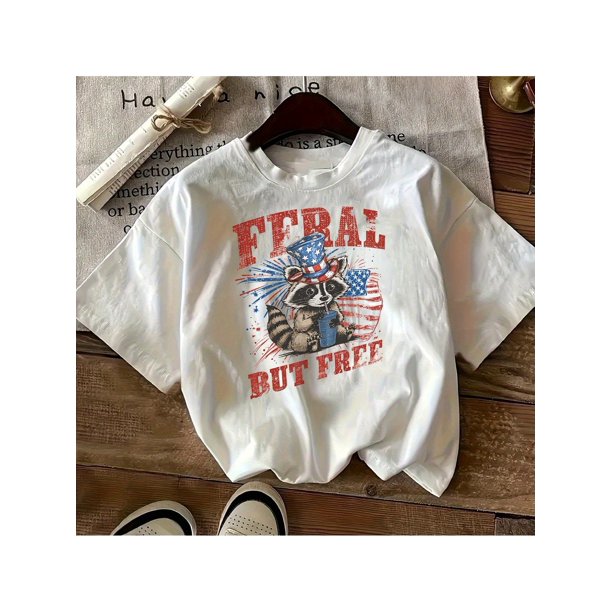 Camiseta patriótica de mapache "Feral But Free" para niña. 100 % algodón, corte holgado, informal, con diseño de estrellas y rayas, dobladillo asimétrico, lavable a máquina. Ideal para el Día de la