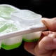 thumbnail image 5 of Molde para cubitos de hielo con tapa, molde cuadrado de silicona para cubitos de hielo para 14 cubitos de hielo, fácil de liberar, herramienta de barra de cocina de verano para congelar cócteles, 5 of 7