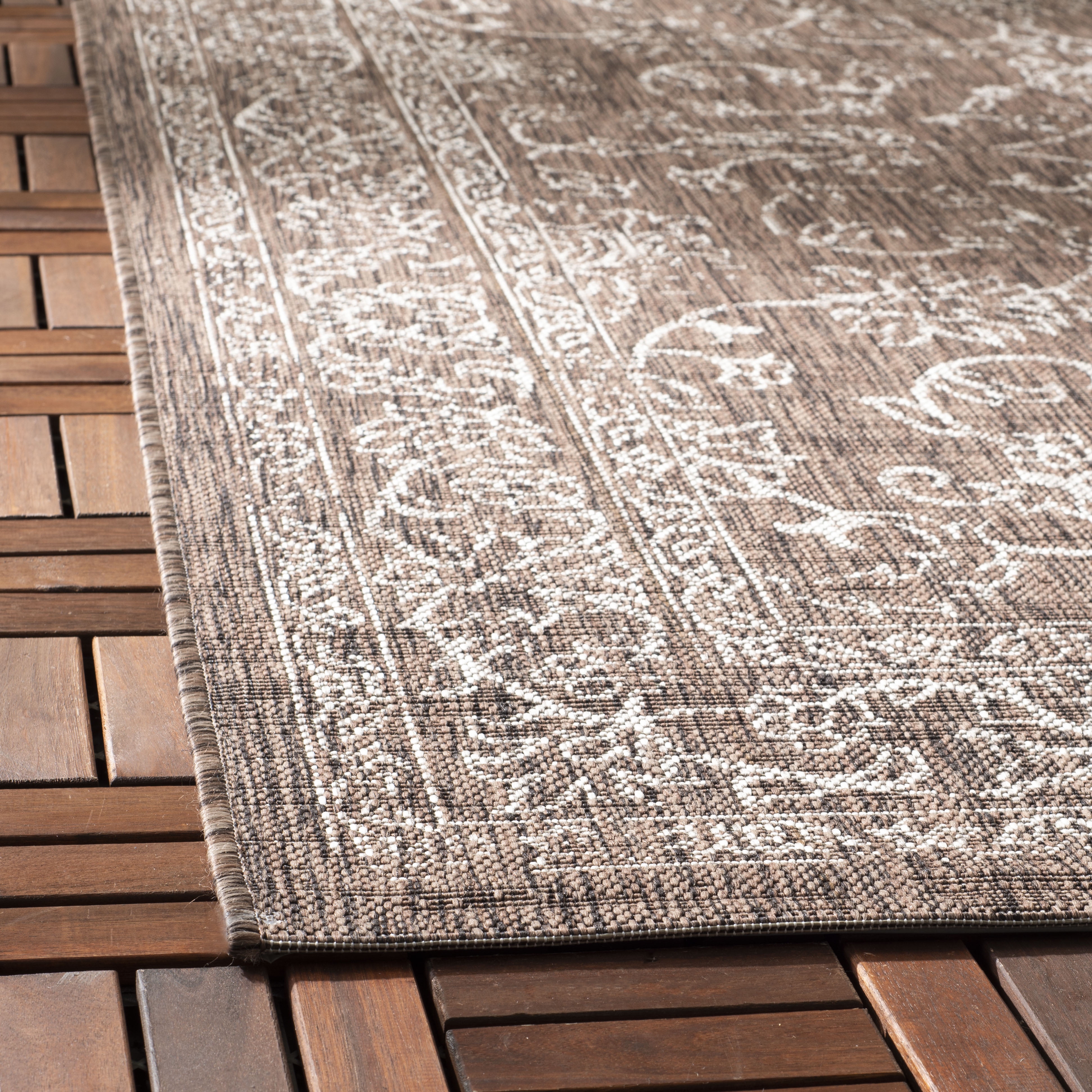 SAFAVIEH Courtyard Darin Traditional Indoor/Outdoor Area Rug, 5'3" x 7'7", Brown/Ivory