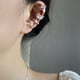 thumbnail image 3 of Pendientes de diamantes falsos estilo europeo y americano con clip de hueso de oreja de diamante en forma de fila, clip de oreja de cruz de onda de circonita sin orejas perforadas, 3 of 5