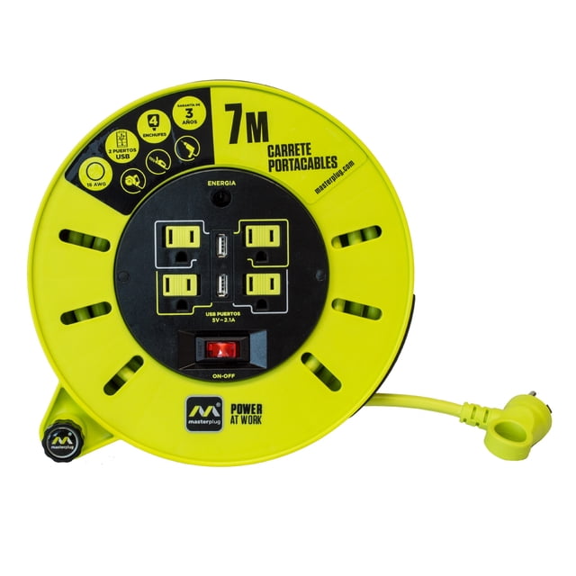 extensión eléctrica de 7m con 2usb Masterplug, vista frontal centrada de carrete amarillo con placa negra; 4 enchufes visibles, puerto USB central, indicador y interruptor on-off, cable enrollado con clavija y asa; suele usarse también para alimentar herramientas eléctricas de bajo consumo en talleres.