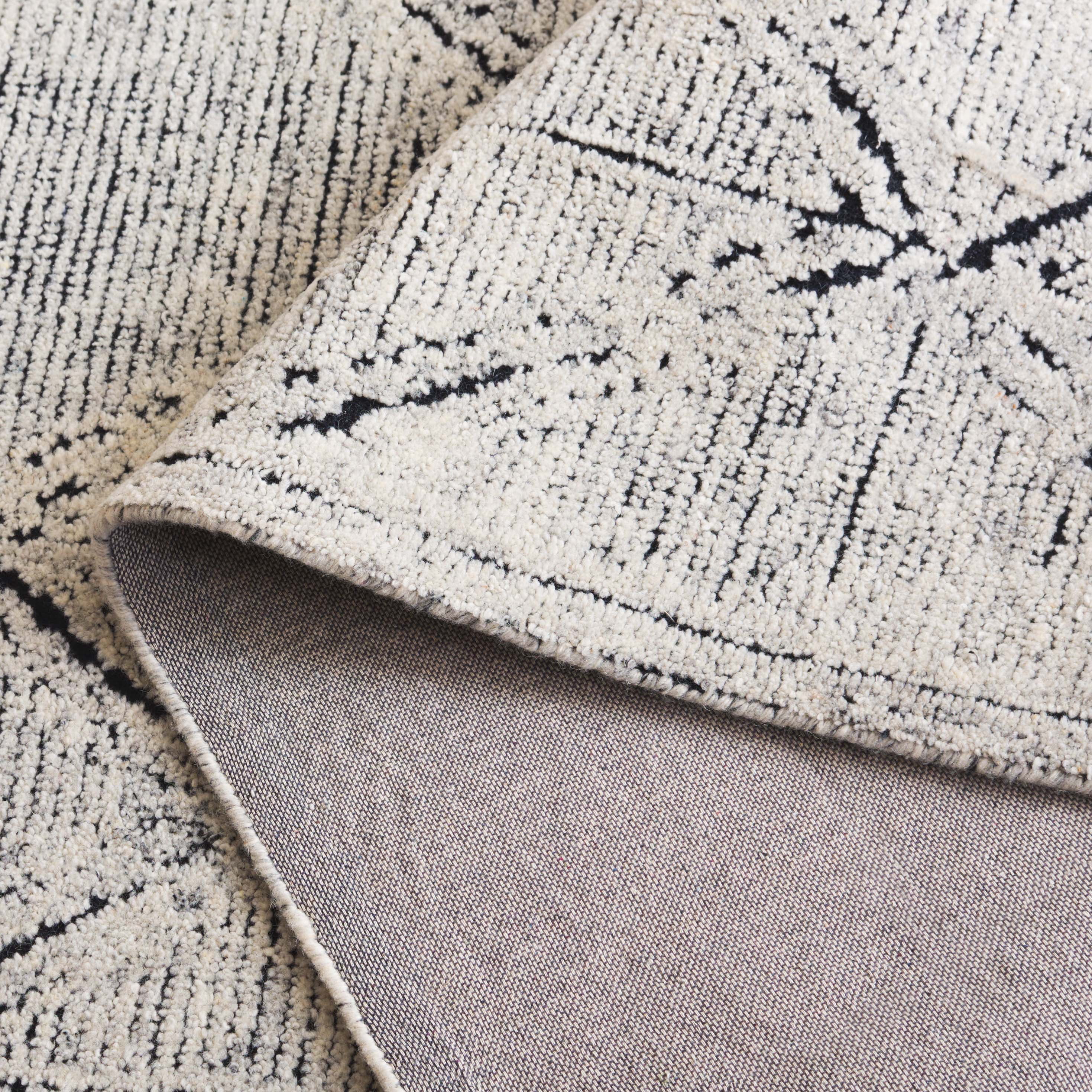 SAFAVIEH Kenya Lorelle Geometric Area Rug, Ivory/Black, 8' x 10'