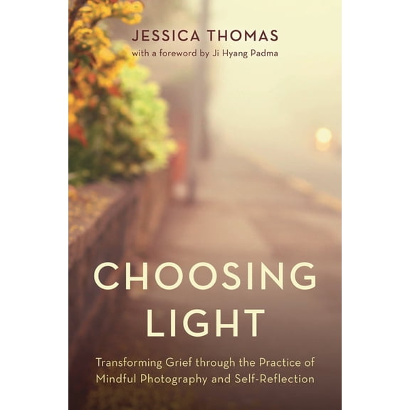 Choosing Light: Transforming Grief Through the Practice of Mindful Photography and Self-Reflection, (Paperback)