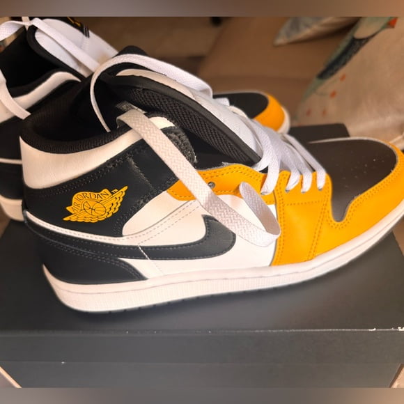 Jordan Air Jordan 1 MID Men's Black and Yellow Sneakers
