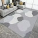 thumbnail image 1 of La Alfombra de La Sala de Estar Es Geométricamente Buena para Uso Doméstico. El Dormitorio Está Cubierto con Tapetes y La Alfombra de La Mesita de Noche Se Usa Como Tapete., 1 of 4