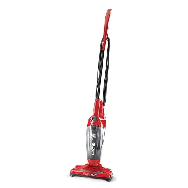 aspiradora dirt devil 0.6 litros vertical roja con depósito transparente sin bolsa, vista frontal 3/4: cuerpo ergonómico y logo Dirt Devil visibles, cable recogido en soporte trasero y base con suela para cepillo; apta para limpieza doméstica y con modo barredora según especificaciones.