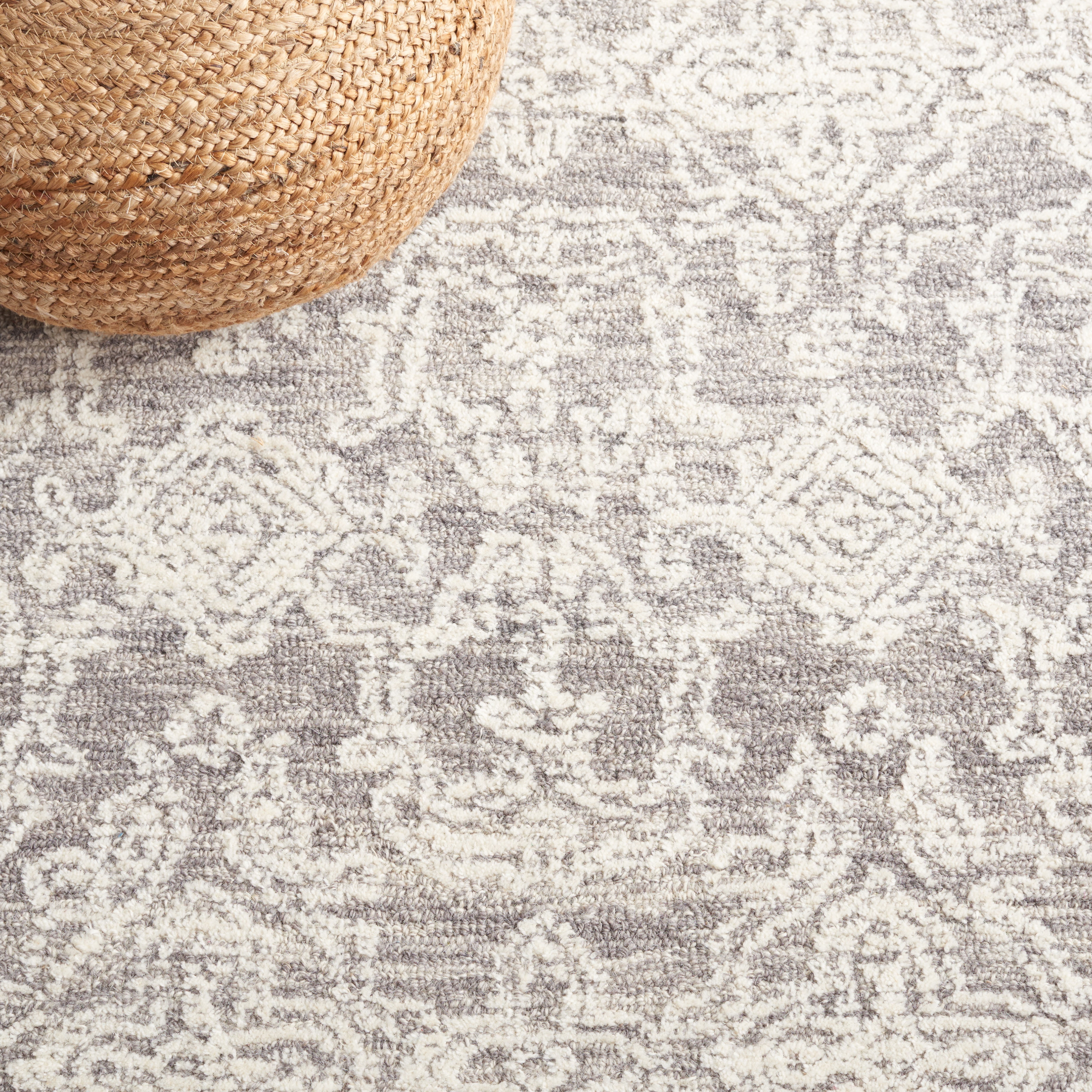 SAFAVIEH Ebony Agatha Traditional Area Rug, Ivory/Grey, 4' x 6'