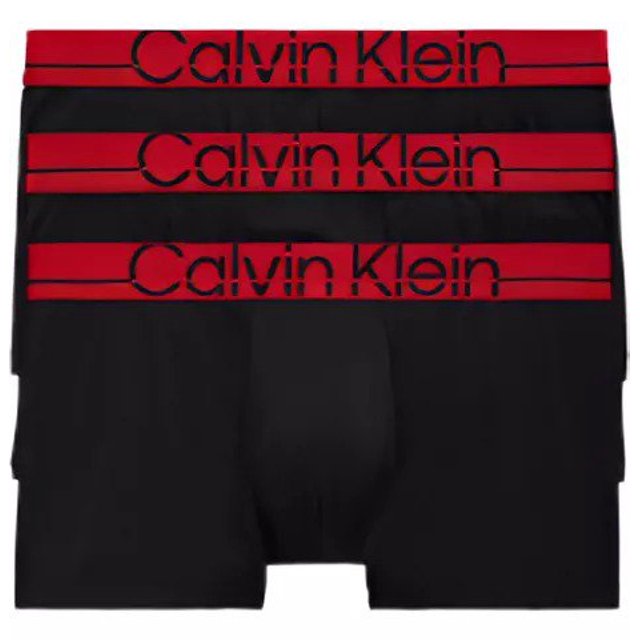 bóxer trunk calvin klein nylon Negro bóxer trunk de tiro medio en negro con pretina elástica roja con logo Calvin Klein repetido, vista frontal centrada que muestra silueta ceñida y bolsa frontal moldeada; fondo neutro. Suele usarse como prenda compacta para viajes.