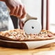 thumbnail image 5 of Cuchillo para ruedas de pizza de acero inoxidable | Cortador circular para pizza con mango ergonómico de ABS • Cuchilla afilada resistente al óxido • Funda protectora • Herramienta de repostería, 5 of 6