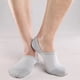thumbnail image 3 of Xiao Hua 6 pares de calcetines náuticos casuales de fibra de bambú para hombres y mujeres forrados con calcetines invisibles de corte bajo, grises, 3 of 5