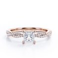 thumbnail image 1 of JeenMata Anillo de Compromiso de 4 Puntas con Diamantes de Talla Princesa con Detalles Pavé en Oro Rosa de 10 K, 1 of 6