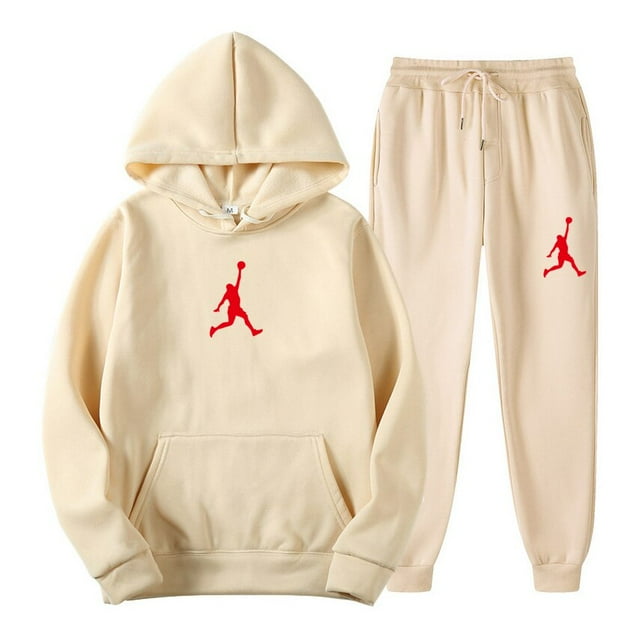 sudadera con capucha y pantalones y2k para hombre y mujer, conjunto de ropa deportiva khaki con logo rojo: vista frontal de sudadera de largo regular con bolsillo canguro y capucha, y pantalones de chándal con cintura elástica y cordón, puños y tobilleras acanalados, estampado rojo en pecho y pierna; acetato, estilo informal para otoño e invierno, unisex; apto también como conjunto cómodo para viajes cortos.