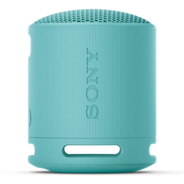bocina portátil sony srs-xb100/lcla azul, vista frontal centrada con ligero perfil lateral; cilindro compacto con rejilla superior perforada, cuerpo acanalado y logo SONY en relieve; especificada con Bluetooth 5.3 y radiador pasivo, color azul claro, diseño resistente ideal para exteriores y a menudo usada para audio portátil en viajes cortos.