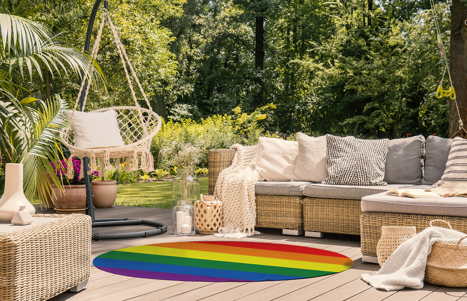 Simply Daisy 5' Round Pride Pride Chenille Indoor/Outdoor Rug