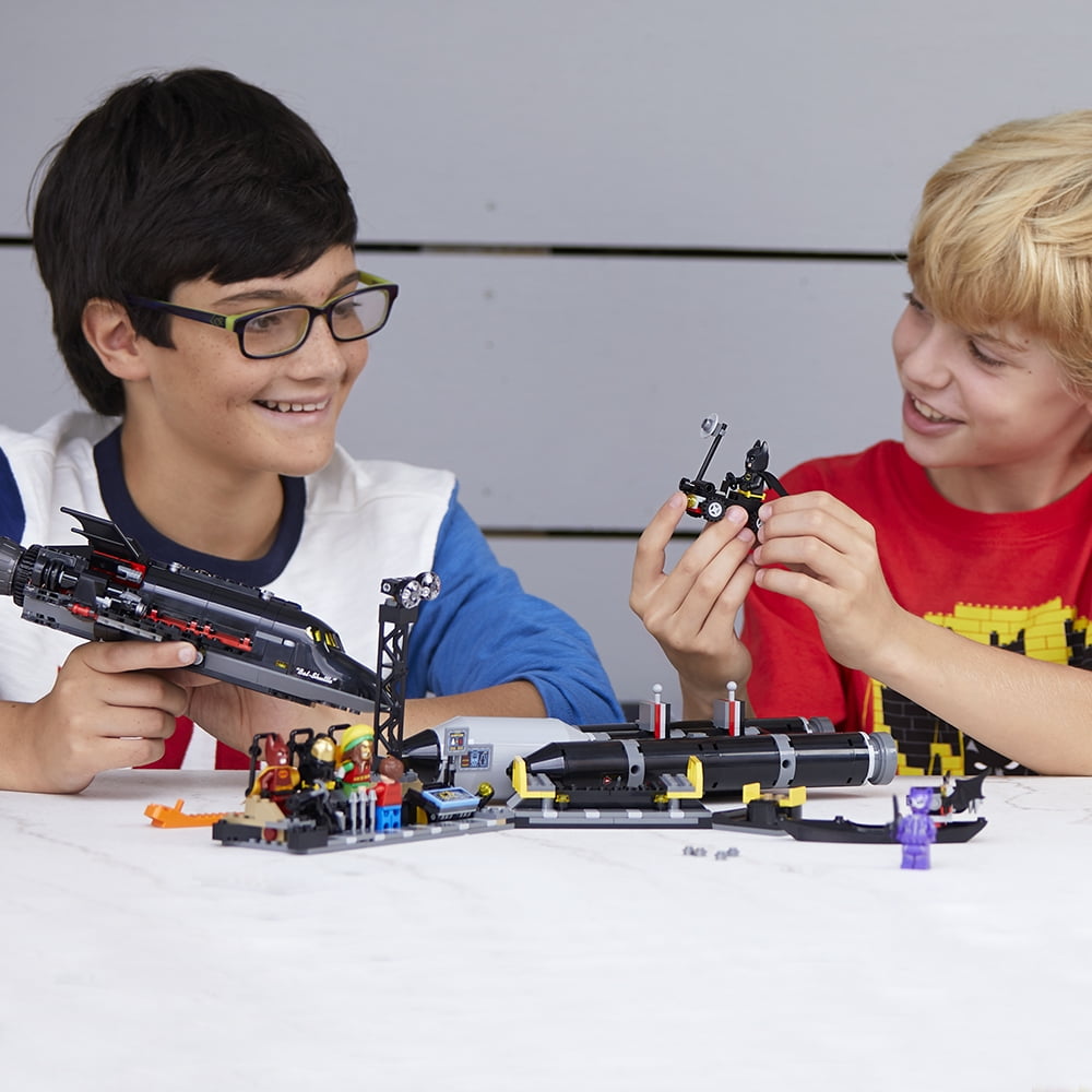 LEGO Batman Bat Space Shuttle 643 Pieces in Ecuador at USD 104 Rating 4