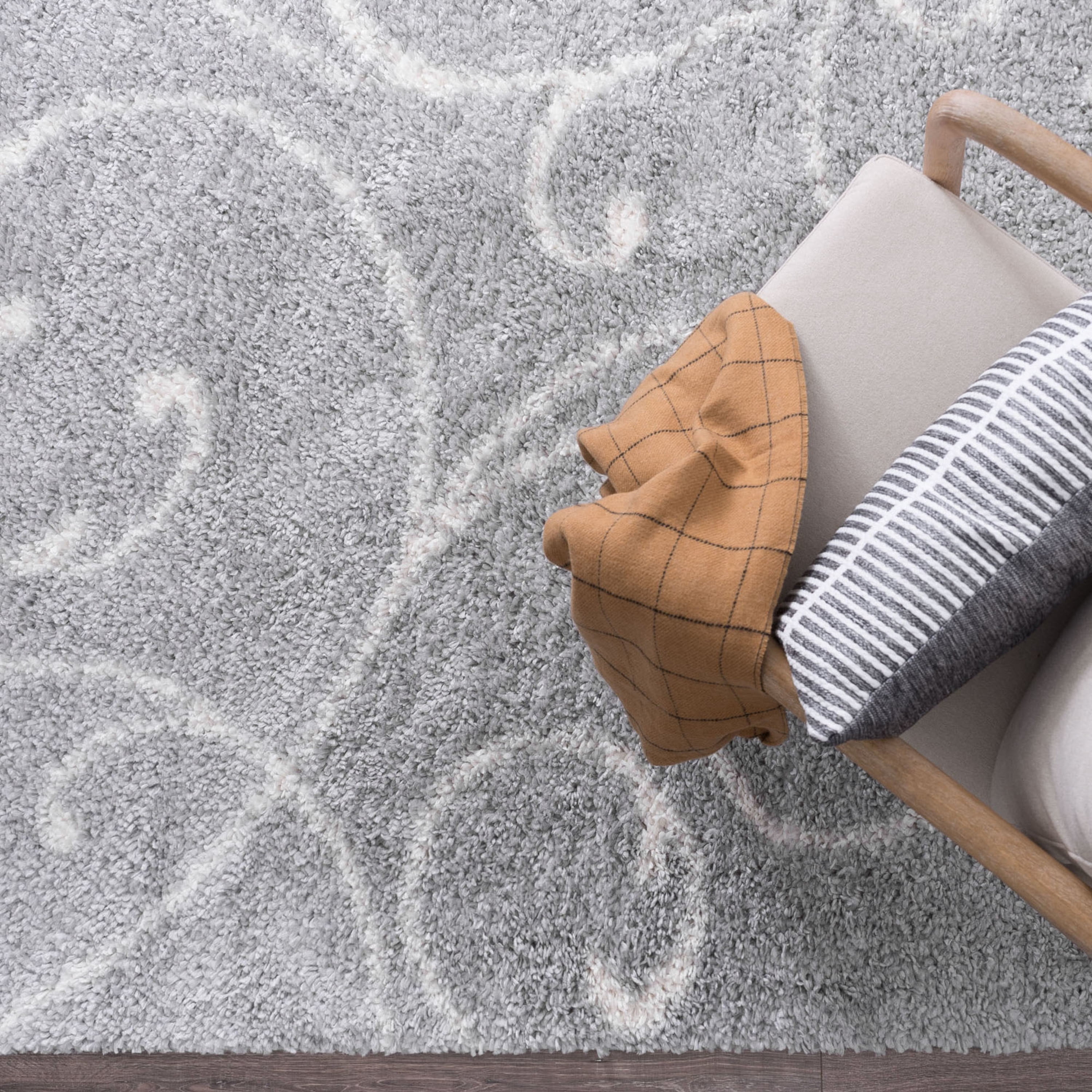 Bliss Rugs Transitional Floral 3'3'' x 5' Silver and White Polypropylene Indoor Area Rug, 3'3'' x 5'