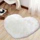 thumbnail image 2 of Alfombra con forma de corazón, bonito cojín de felpa con forma de corazón de melocotón para silla, sofá cama, alfombra para sala de estar, dormitorio, habitación de los niños, 80 × 90 cm (Blanco), 2 of 4