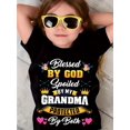 thumbnail image 1 of Camiseta de algodón con cuello redondo para niña, tejido de punto 100 % algodón con elasticidad media, estampado del alfabeto. Bendecida por Dios, consentida por la abuela, protegida por ambas. Boni, 1 of 7