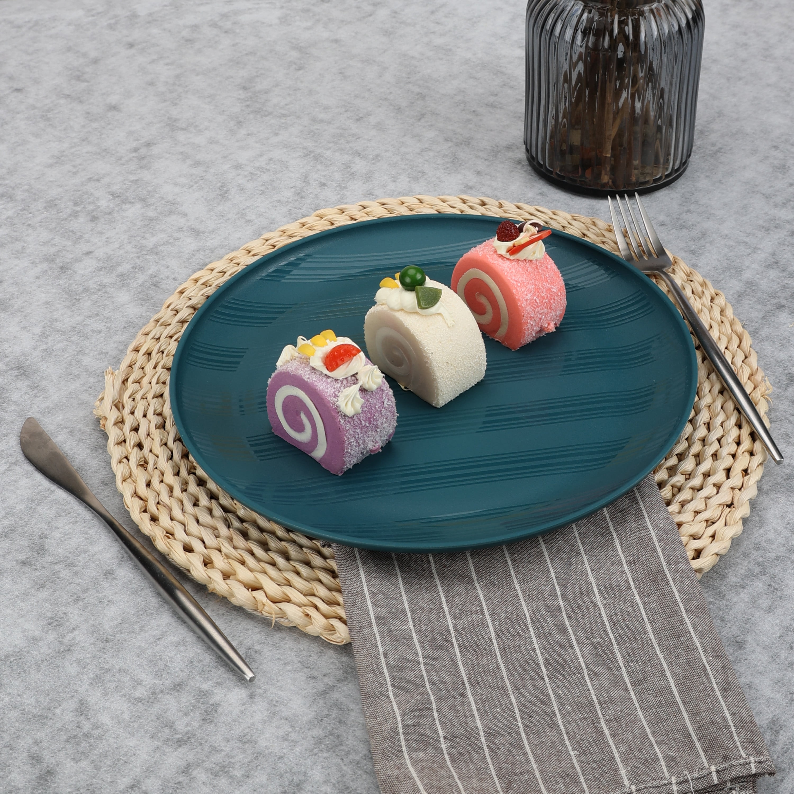 Assiette ronde en plastique bleu Mainstays, avec motif à rayures gravées, 26,7 cm (10,5 pouces)